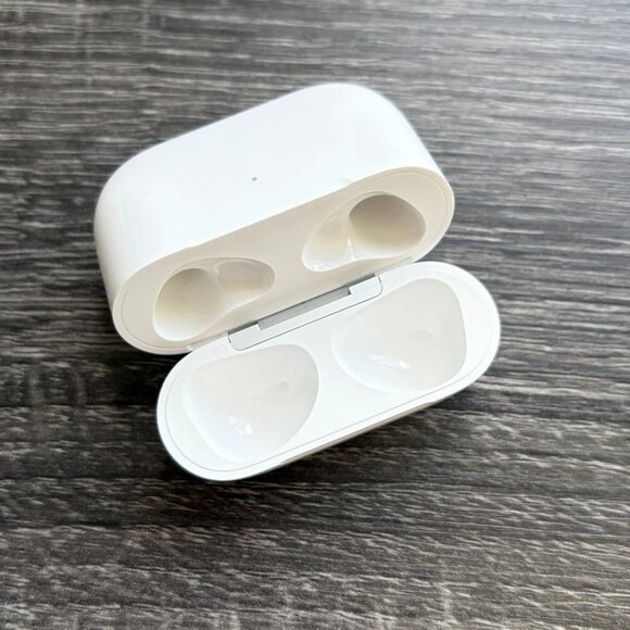 Apple AirPods 3rd Generation with Lighting charging case - Pre Owned - Picture 5 of 13